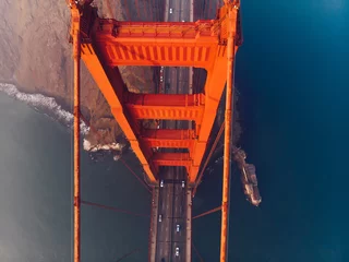 Papier Peint photo Pont du Golden Gate Vue aérienne de dessus du Golden Gate Bridge avec autoroute, infrastructure de transport métropolitaine, vue à vol d& 39 oiseau des automobiles et des véhicules automobiles se déplaçant sur la route de la construction en suspension