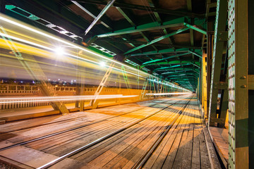 Most Gdański w Warszawie z przejeżdżącym tramwajem