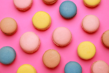 Obraz na płótnie Canvas Different tasty macarons on color background
