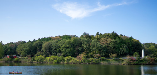 Fototapeta na wymiar 宮沢湖と灯台とカヌー1