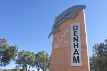Obraz premium Dugongs on the Welcom to Denam road sign Shark Bay Western Australia