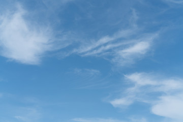 Obraz premium White cloud and blue sky background with copy space