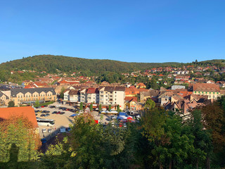 Obraz premium An aerial view of a small city