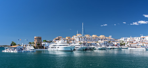 Hafen  von Marbella an Costa del Sol  - obrazy, fototapety, plakaty