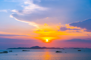 Obraz premium Beautiful landscape of sea ocean around Pattaya city in Thailand at sunset time