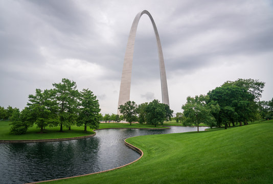 River and Gateway Arch National Park
