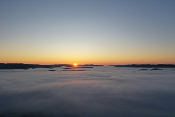 Fototapeta premium 大撫山の朝霧オレンジの雲海