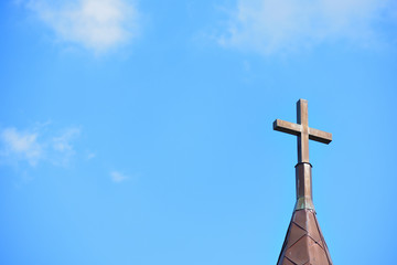 教会の十字架と青空