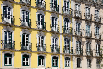 Fototapeta na wymiar Gebäude mit Balkonen, Lissabon, Portugal