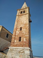 Fototapeta na wymiar scorcio del campanile e della chiesa madonna dell'angelo di caorle venezia