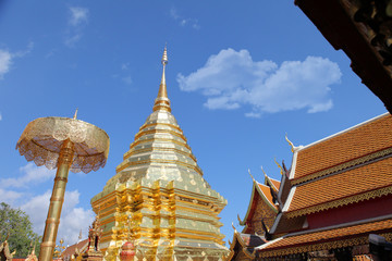 Fototapeta premium Wat Phra That Doi Suthep Ratchaworawihan, In the daytime clear sky, Is a famous and popular place for tourists.
