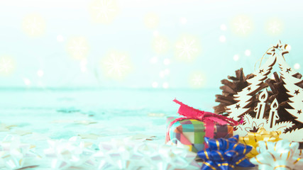 Fototapeta na wymiar クリスマス背景：折り紙のプレゼントと松ぼっくりとクリスマスツリーのオーナメント
