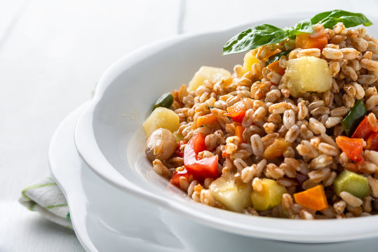 Insalata di farro e verdure, Cucina vegetariana