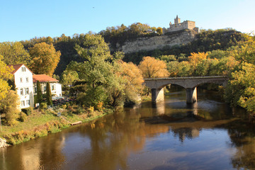Herbst an der Saale; Blick zur Rudelsburg