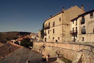 Calle de Sepúlveda en un día soleado de finales de verano (Segovia, España).