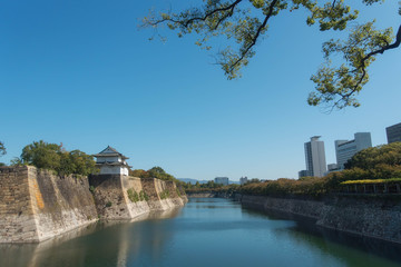 大阪城の六番櫓と南外堀と高層ビルが見える景色