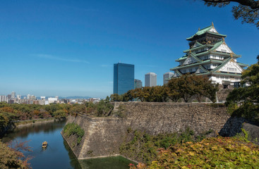 Fototapeta na wymiar 大阪城の天守閣と内堀をゆく御座船
