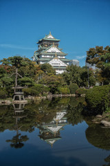 Fototapeta na wymiar 大阪城の日本庭園の池に映る天守閣のリフレクション