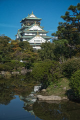 大阪城の日本庭園の池に映る天守閣のリフレクション