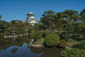 Fototapeta premium 大阪城の日本庭園の池に映る天守閣のリフレクション