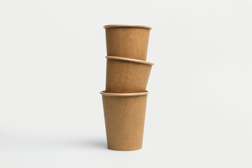 Vasos de cartón papel sobre fondo liso gris claro. Concepto reciclable. Vista de frente y de cerca. Copy space
