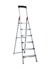 eine Trittleiter isoliert auf weiß