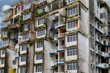 Fototapeta na wymiar Alte verfallene Hausfassade von einem Wohnblock in Asien