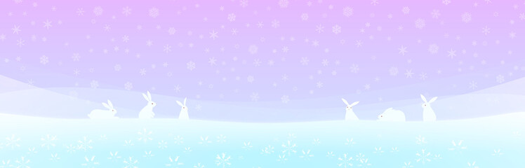 雪が降り続く平原に遊ぶかわいい白ウサギ
