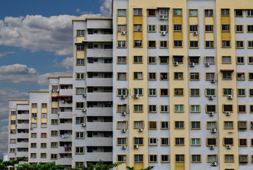 Hausfassade von einem Wohnblock in Asien