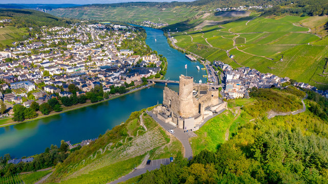 Burg Landshut liegt &uuml;ber der Altstadt von Bernkastel-Kues