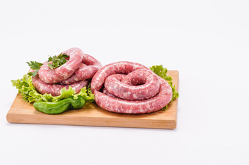 Salsiccia di maiale su tagliere di legno