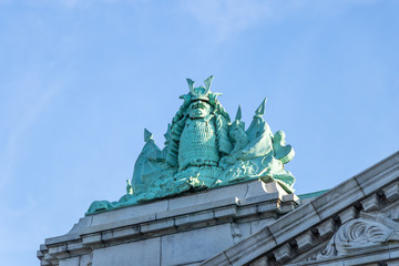 Fototapeta na wymiar 迎賓館赤坂離宮、屋根の上の武者像と青空