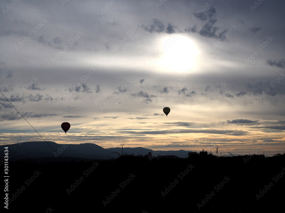 Wall mural Dos globos aerostáticos al amanecer. Concepto de viaje.