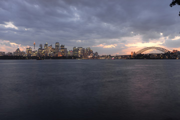 Obraz premium Sunset with Sydney city skyline lights