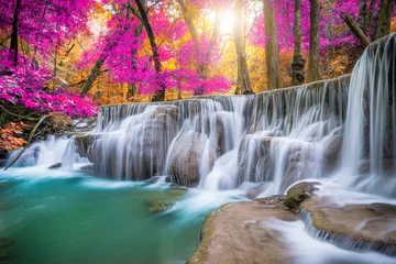 Fotobehang Geweldig in de natuur, prachtige waterval in kleurrijk herfstbos in het herfstseizoen © totojang1977