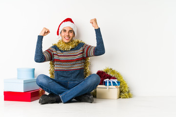 Obraz premium Young man on christmas day having an idea, inspiration concept.