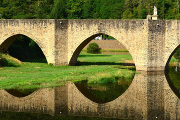 Reflets du pont d'Estaing, gorges du Lot, France