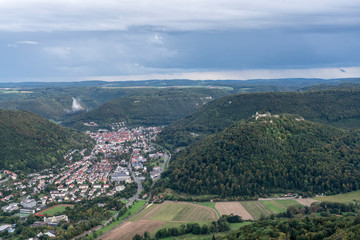Fototapeta na wymiar Heißluftballonfahrt, Blick auf Bad Urach und Burg Hohenurach