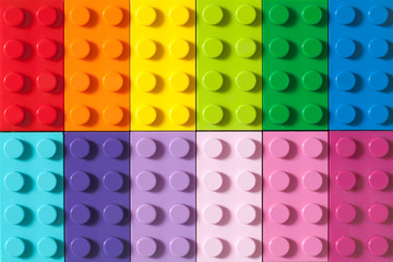 Mnogi blokovi igračaka u različitim bojama čine jedan veliki kvadratni oblik u pogledu odozgo. Igračke i igre. Slobodno vrijeme i rekreacija.