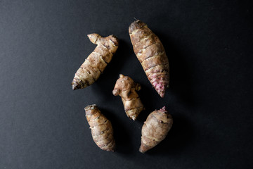 Topinambur, ein spätherbstliches Wurzelgemüse. Gekocht oder gebraten ist es wegen eines Insulingehaltes von  16% bei Diabetikern beliebt. Verkauft wird es in Bioläden und auf Märkten