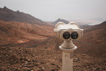 Binocular mirador catalejo en paisaje de montaña con cielo nublado 