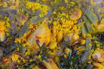 Paella Valenciana auténtica de pollo y conejo.