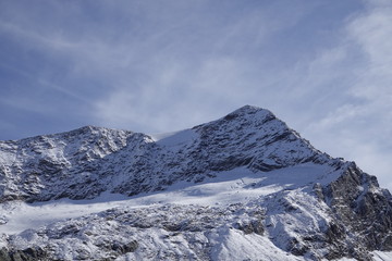 Fototapeta na wymiar beautiful sunny day in the alps with view to a glacier