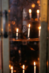 日本の寺院の蝋燭の光