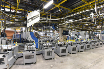 moderne Maschinen in einer Großdruckerei // modern machines in one factory - interior and...