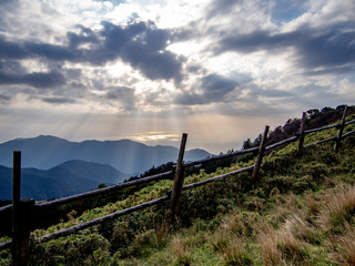 Fototapeta premium 【静岡県伊豆半島】伊豆山稜線歩道からの夕景【秋・仁科峠付近】