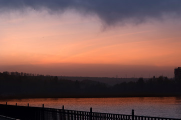 Obraz premium Unusual red sunset in a city park above the lake.