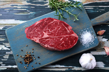 carne cruda filetto di vitello o manzo su taglieri di legno verde