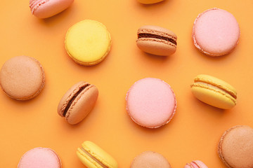 Verschillende smakelijke macarons op gekleurde achtergrond