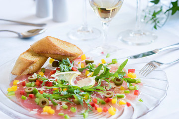 Leckere Vorspeise auf Glasteller